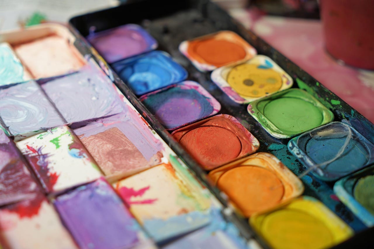 A limited palette of six colours covers almost everything.